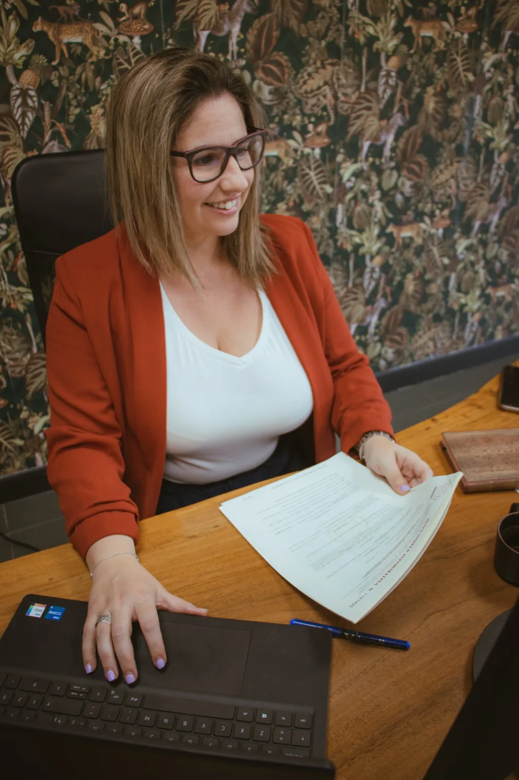 Yaiza Sánchez revisando documentación laboral en su despacho de Benidorm